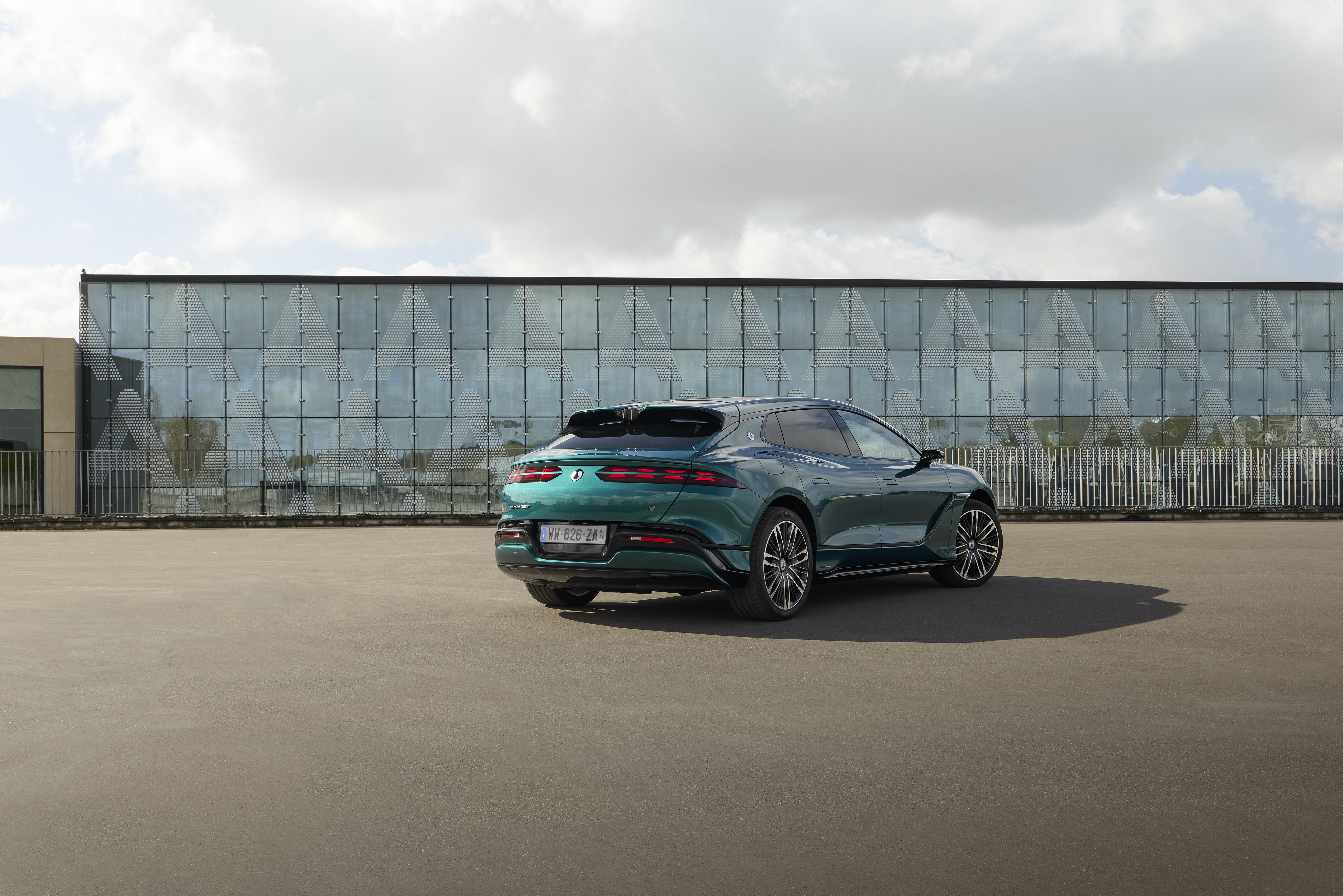 を　Elegance Denza Z9GT brings 850kW performance and 9 min charging to NZ