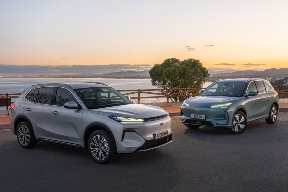The Geely Starray EM-i plug-in hybrid (left) and Geely EX5 EV (right).